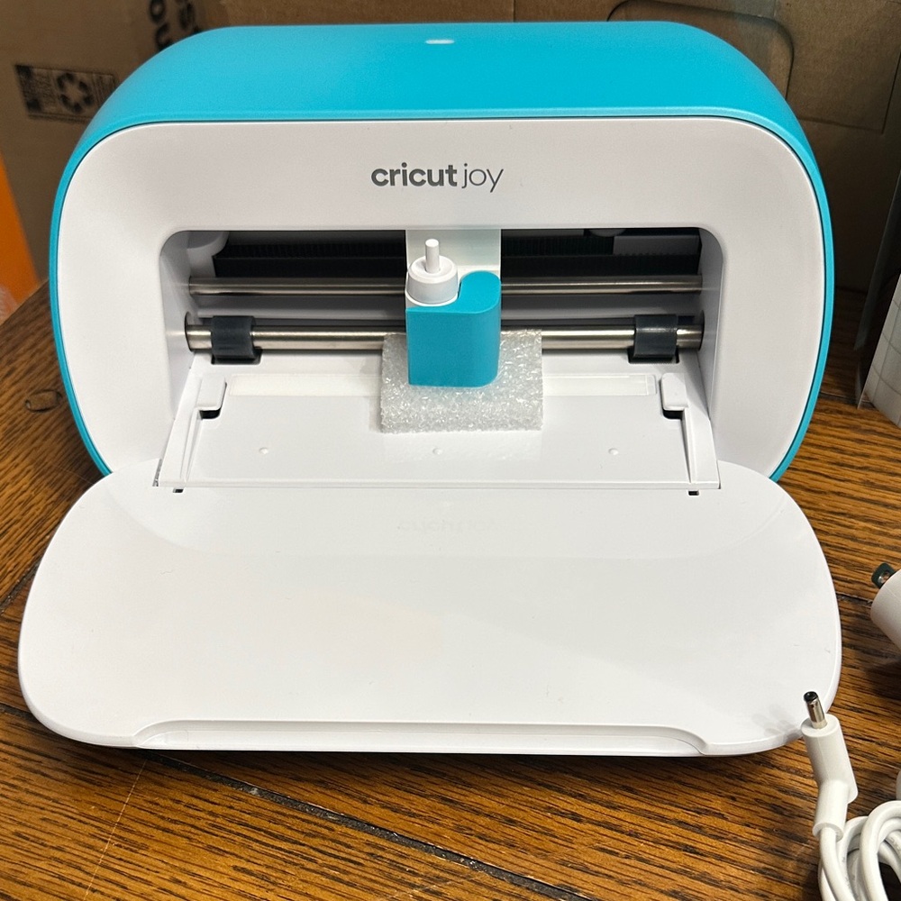 Cricut Joy Crafting Machine & Case